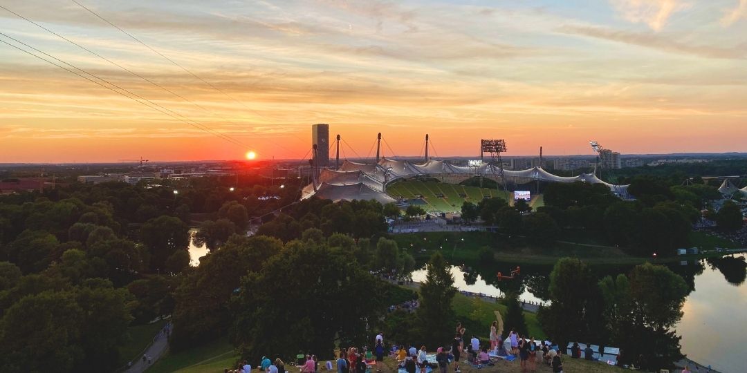 Sunset & Social (Olympiaberg Edition)